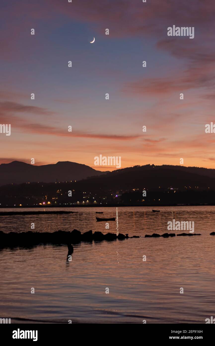 Sonnenuntergang im Wasser an der Küste von laredo in Der Norden spaniens Stockfoto