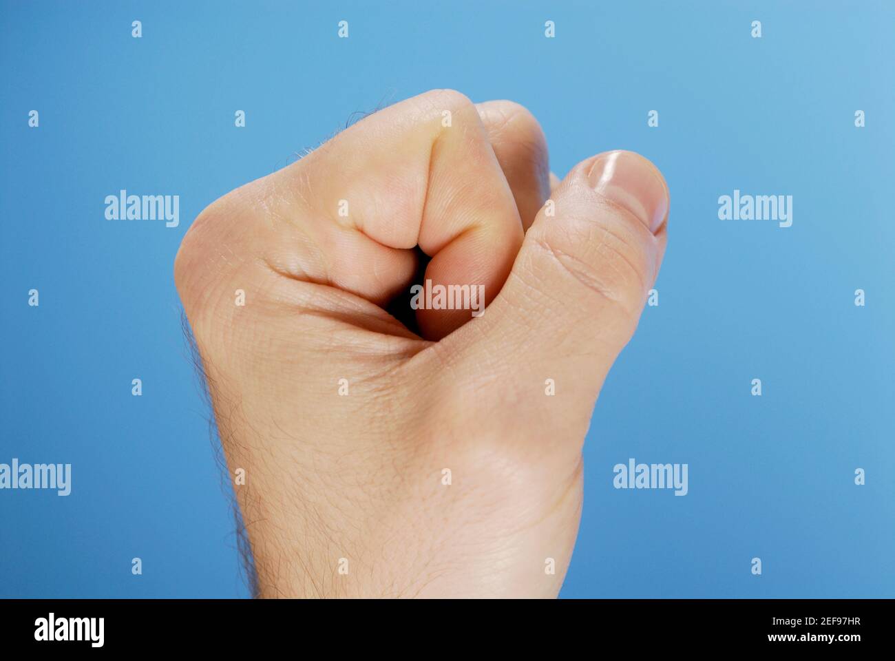 Nahaufnahme einer personÅ½s Hand, die eine Faust macht Stockfoto