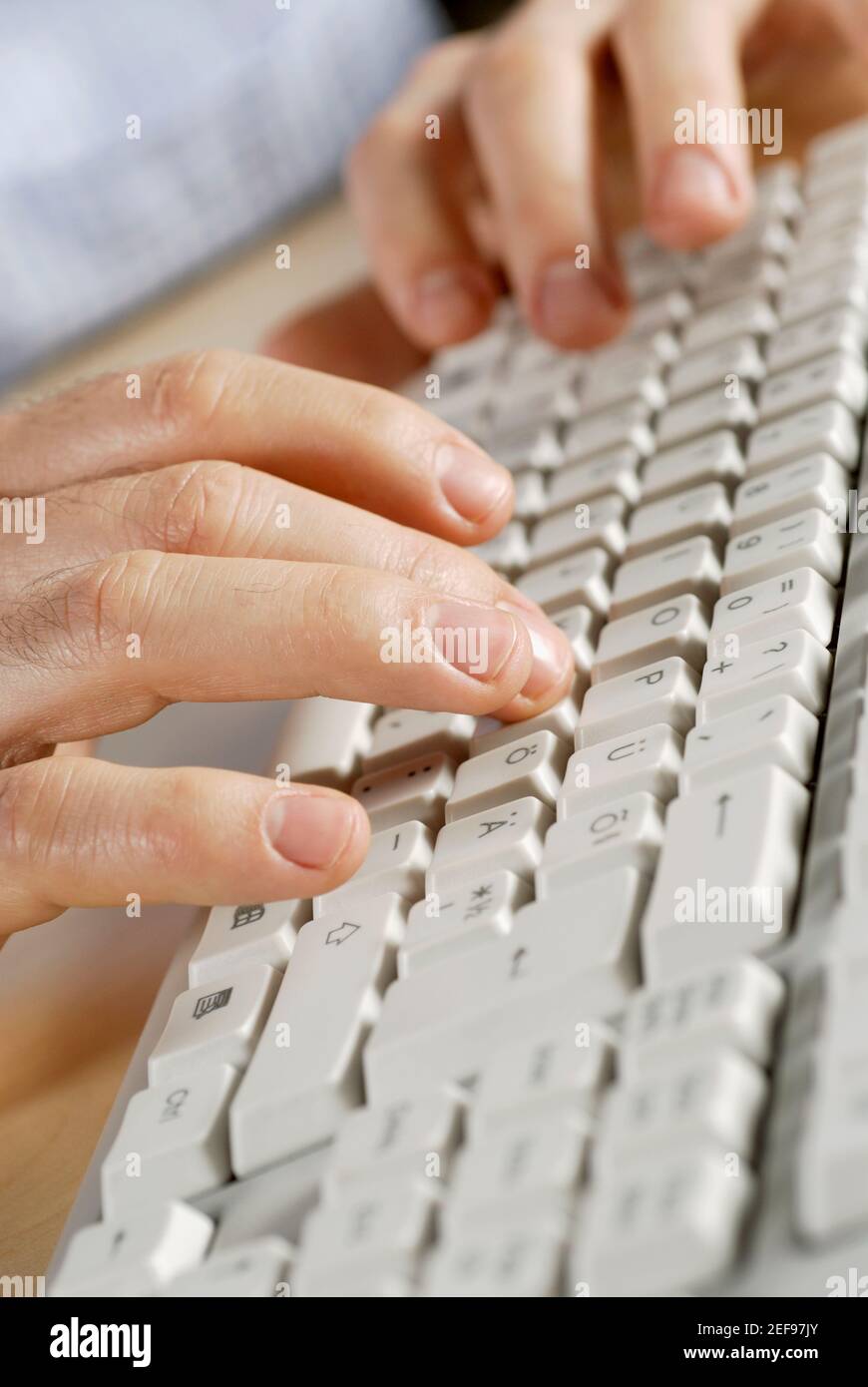 Nahaufnahme einer personÅ½s Hand mit einer Computertastatur Stockfoto
