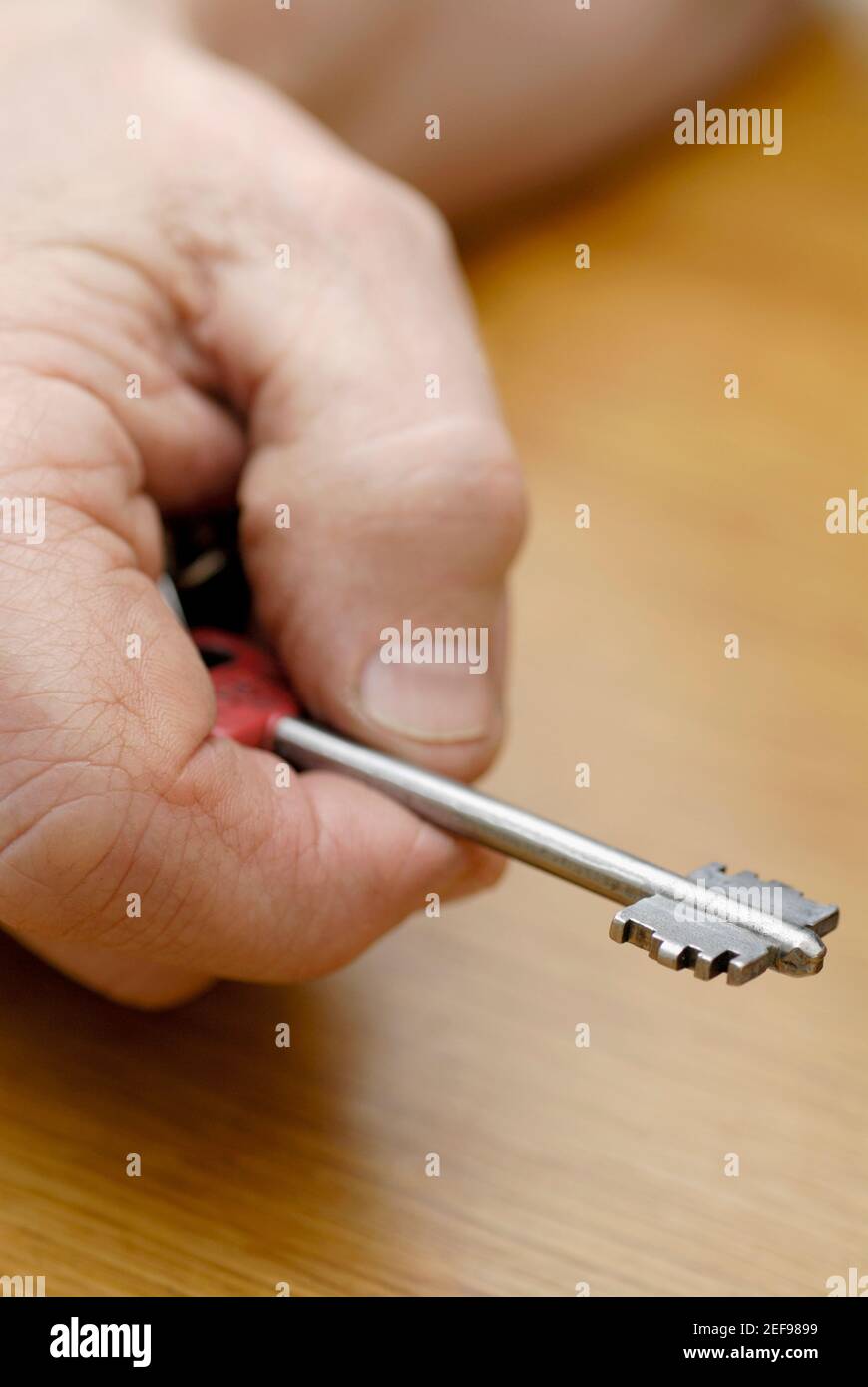 Nahaufnahme einer personÅ½s Hand, die einen Schlüssel hält Stockfoto