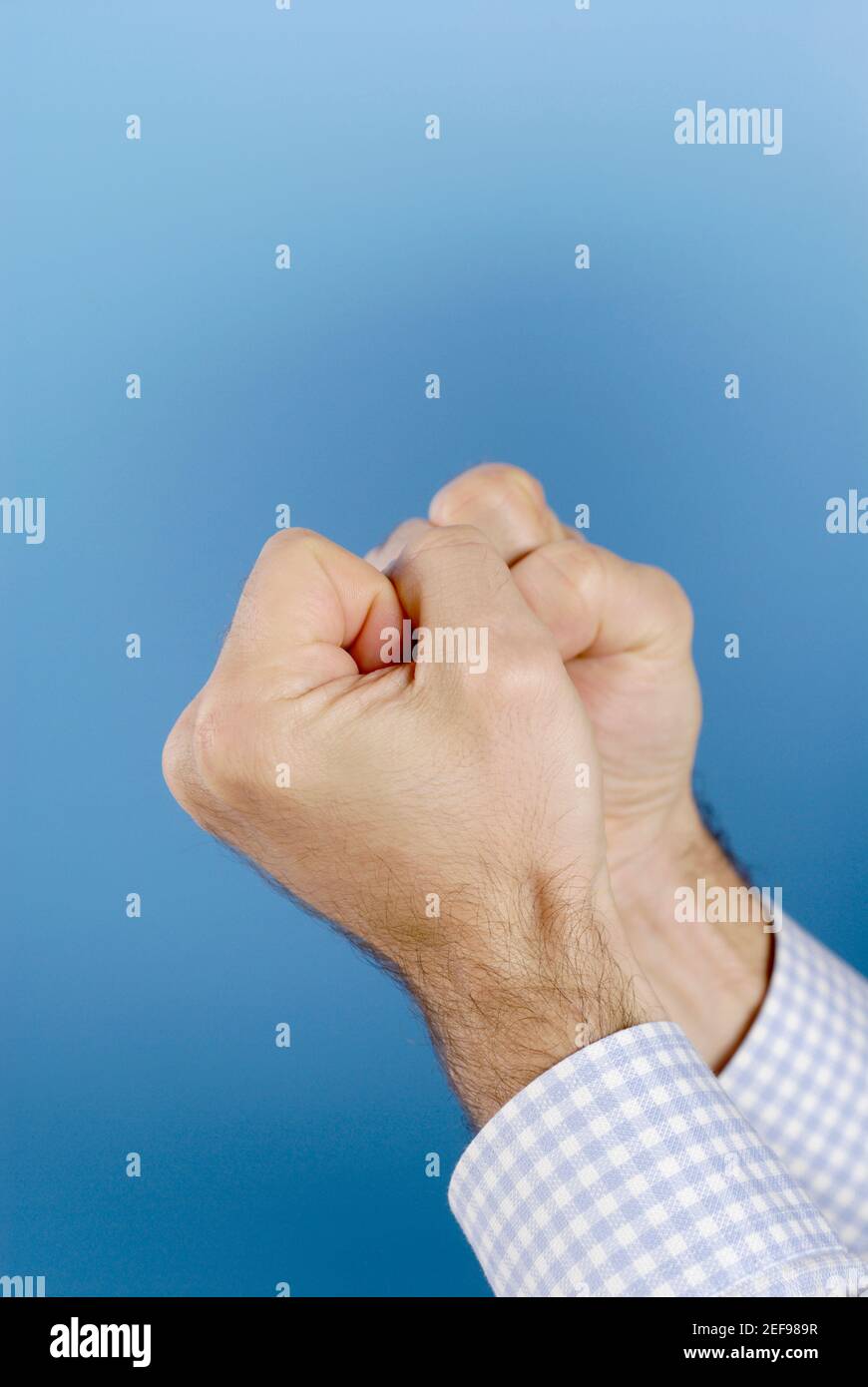 Nahaufnahme der Hände von A manÅ½s, die Fäuste machen Stockfoto