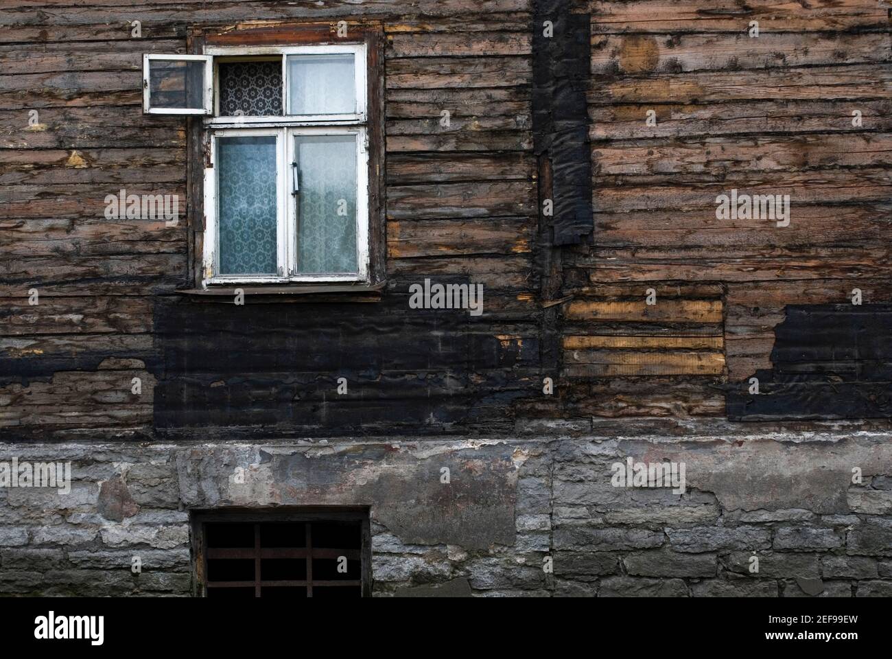 Fenster in eine Wand Stockfoto