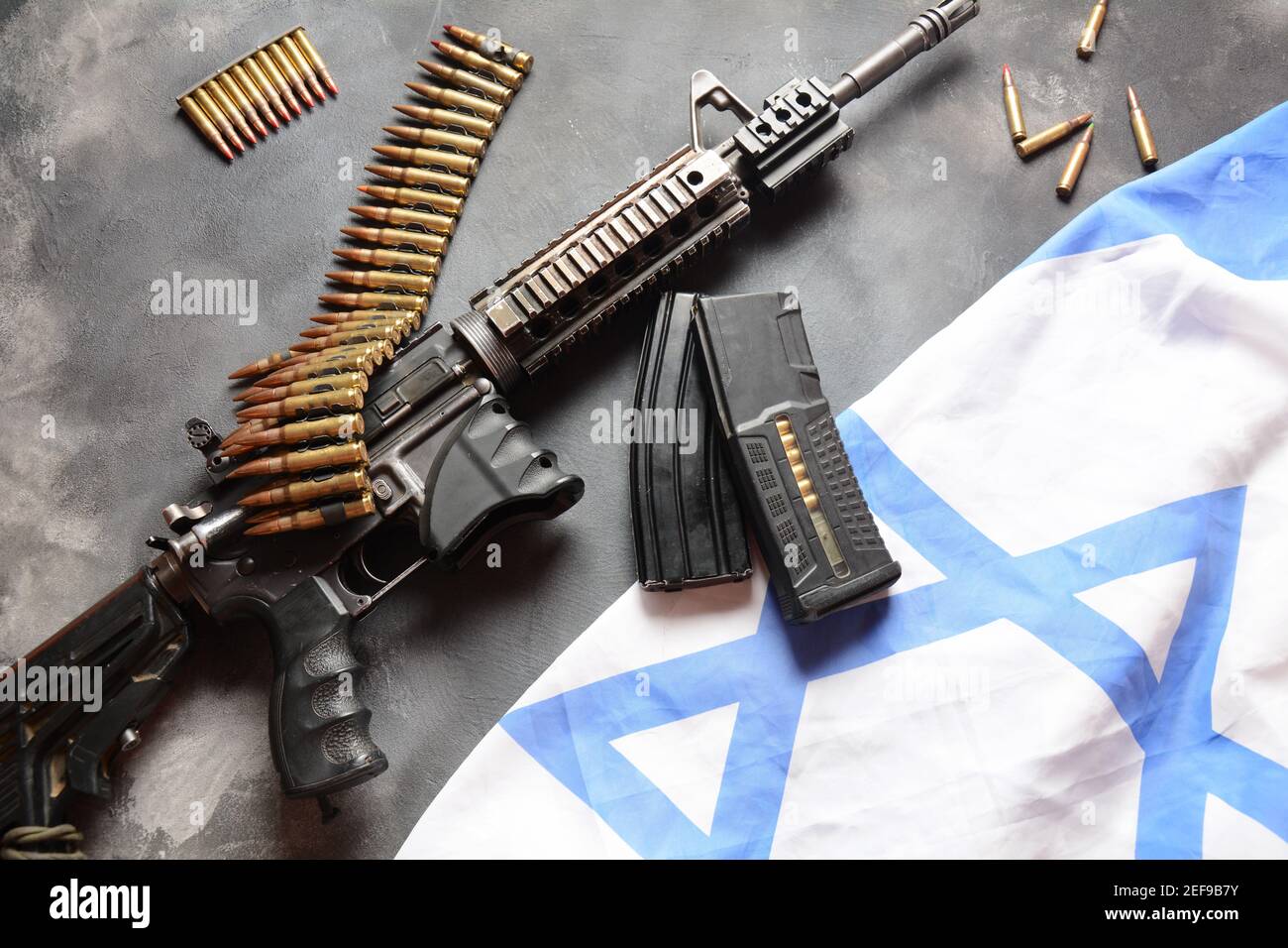 M4 Karabiner mit israelischer Flagge im Hintergrund. Yom Ha'atzmaut Unabhängigkeitstag in Israel Konzept Stockfoto