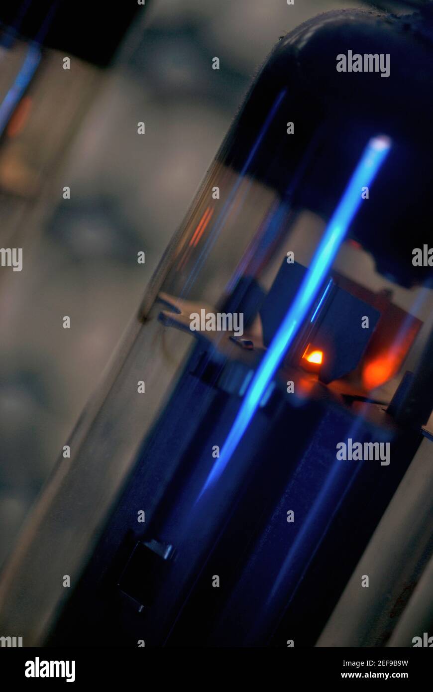 Nahaufnahme einer Glasröhre in einem altmodischen Radio Stockfoto