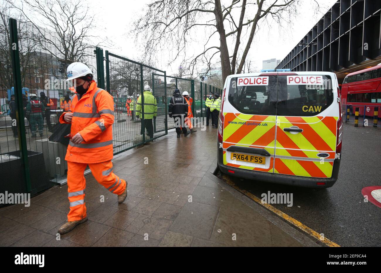 Polizeibeamte in Euston Square Gardens, London, nachdem ein Anti-HS2-Aktivist einen Tunnel von 100ft verlassen hatte, wo er protestiert hatte. Bilddatum: Mittwoch, 17. Februar 2021. Stockfoto