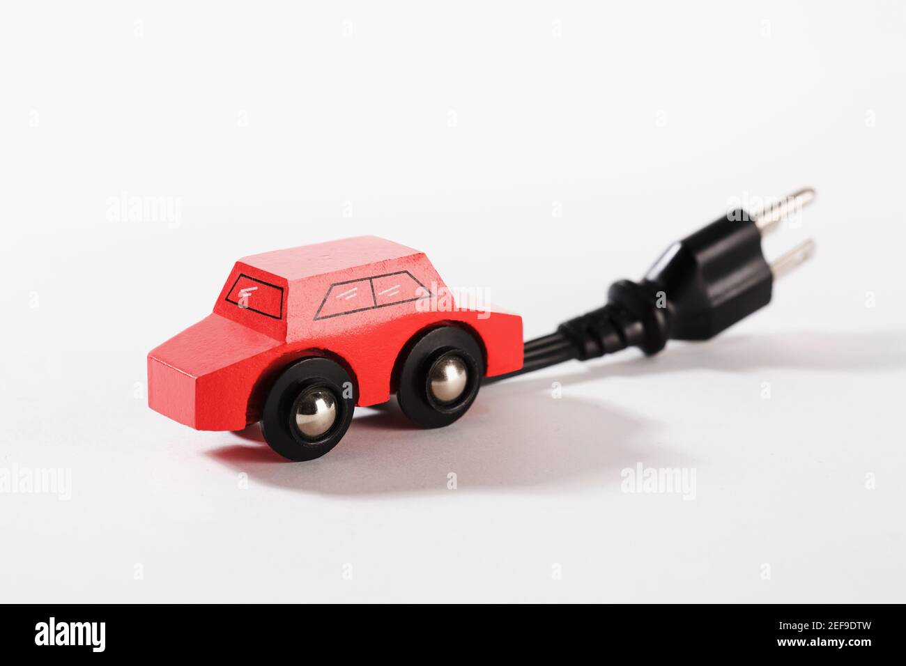 Nahaufnahme eines elektrischen Spielzeugautos mit Elektrostecker Stockfoto