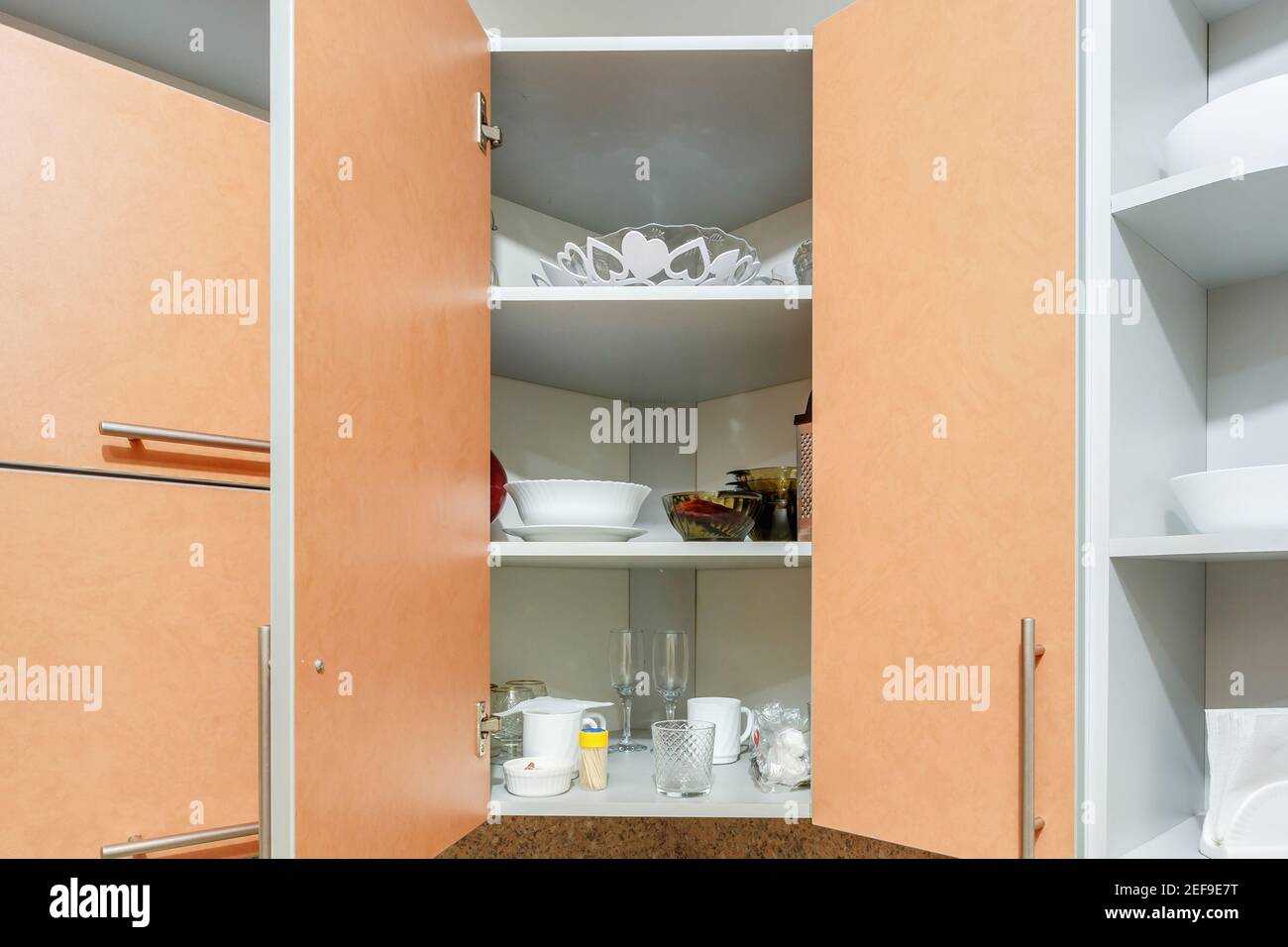 Geschirr Aufbewahrungsschrank mit offenen Türen, weiß Teller, Schalen,  Tassen und andere China Geschirr im Inneren, Vorderansicht Stockfotografie  - Alamy
