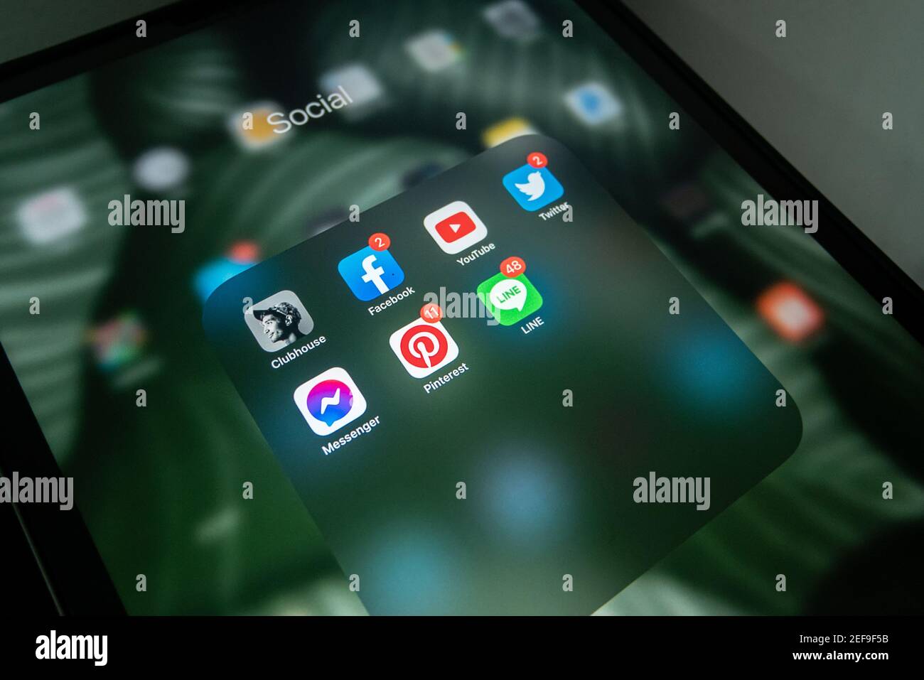 CHONBURI, THAILAND - 17. FEBRUAR 2021: Clubhaus-App mit beliebten Social-Networking-Service-Apps (Facebook, Youtube, Instagram, Twitter, Messenger) Stockfoto