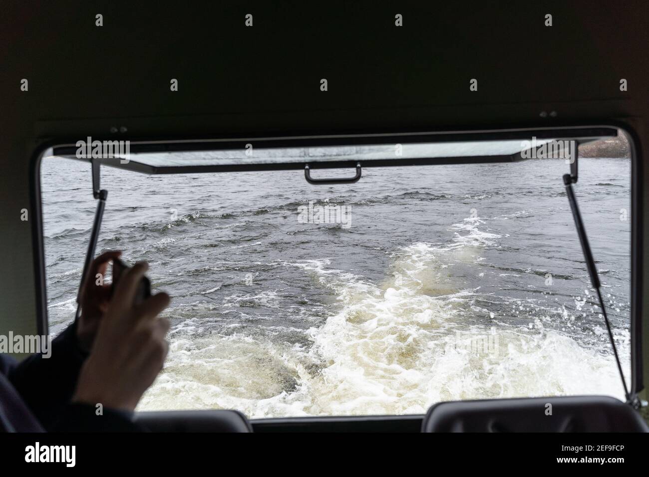 Blick aus dem Cockpit auf die brodelnden Wasserströme Stockfoto