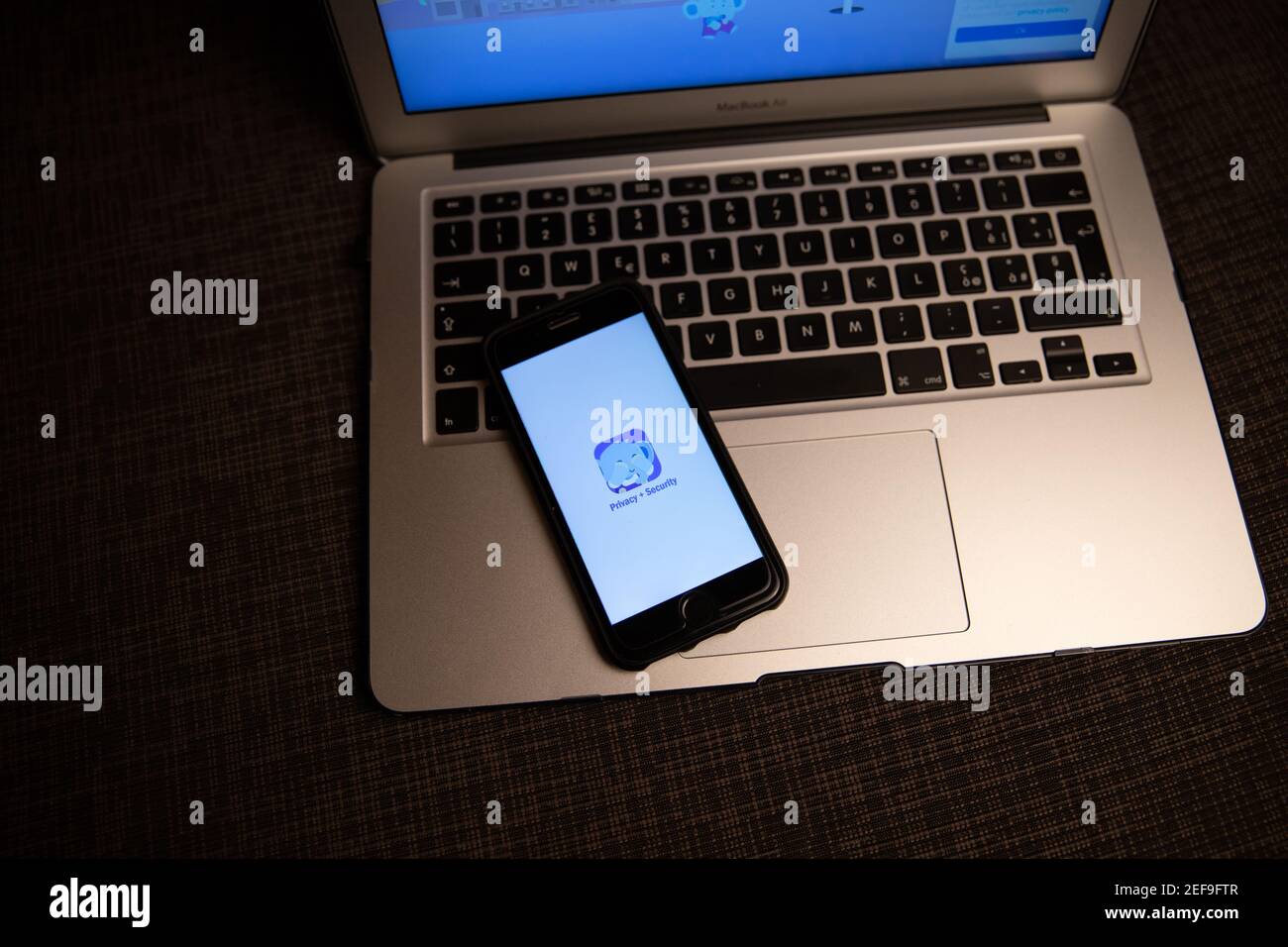 Jumbo App auf dem Bildschirm eines iPhone ist Jumbo eine App, die Online-Produkte scannt, um Bedrohungen für Ihre Privatsphäre und Sicherheit zu identifizieren und zu beheben. Stockfoto