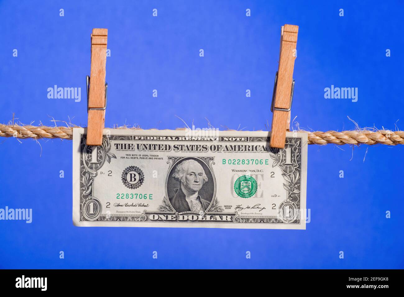 US-Dollar-Rechnung hängt an einer Wäscheleine Stockfoto