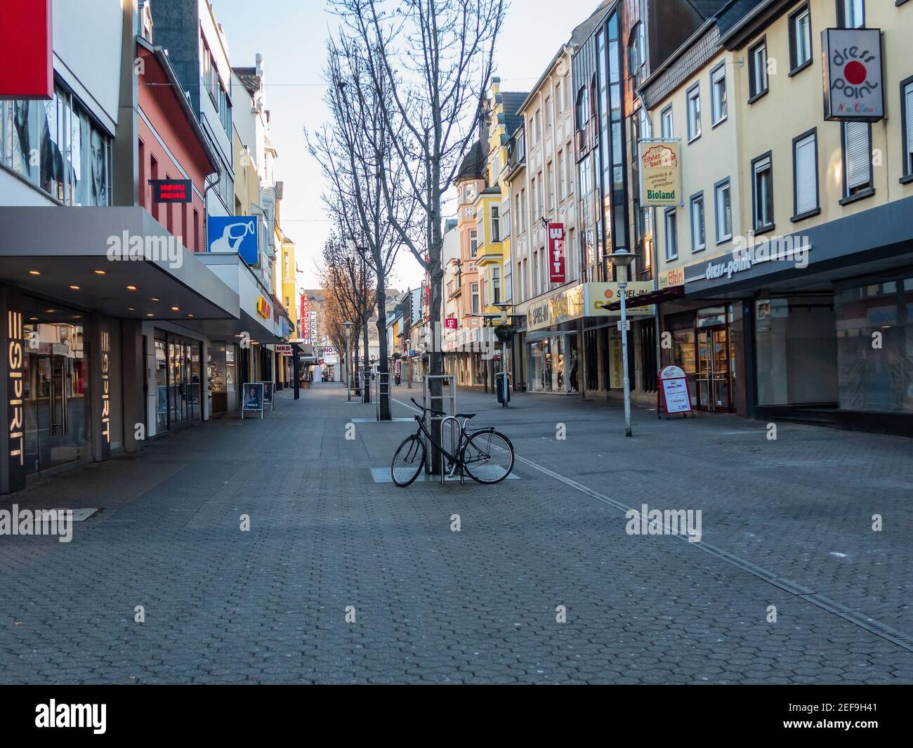 NEUWIED, DEUTSCHLAND - 10. Feb 2021: Neuwied, Deutschland - 10. Februar 2021: Keine Kunden in der Fußgängerzone aufgrund der zweiten Sperrphase des COR Stockfoto