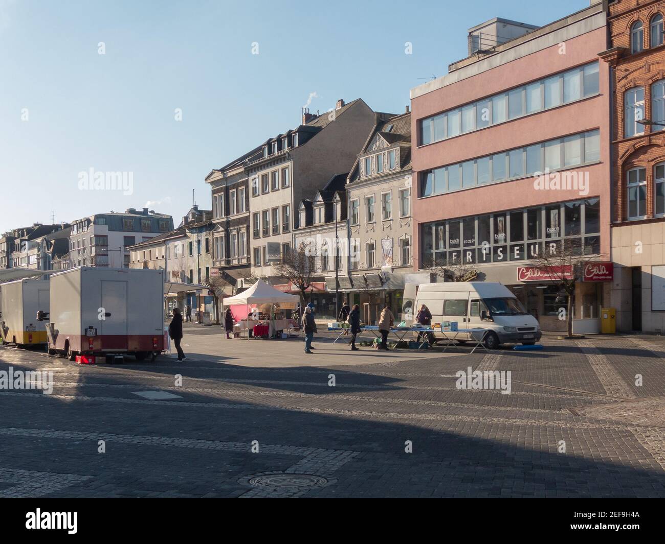 NEUWIED, DEUTSCHLAND - 10. Feb 2021: Neuwied, Deutschland - 12. Februar 2021: Nur einige Kunden auf einem Bauernmarkt in der Fußgängerzone wegen der Schleuse Stockfoto