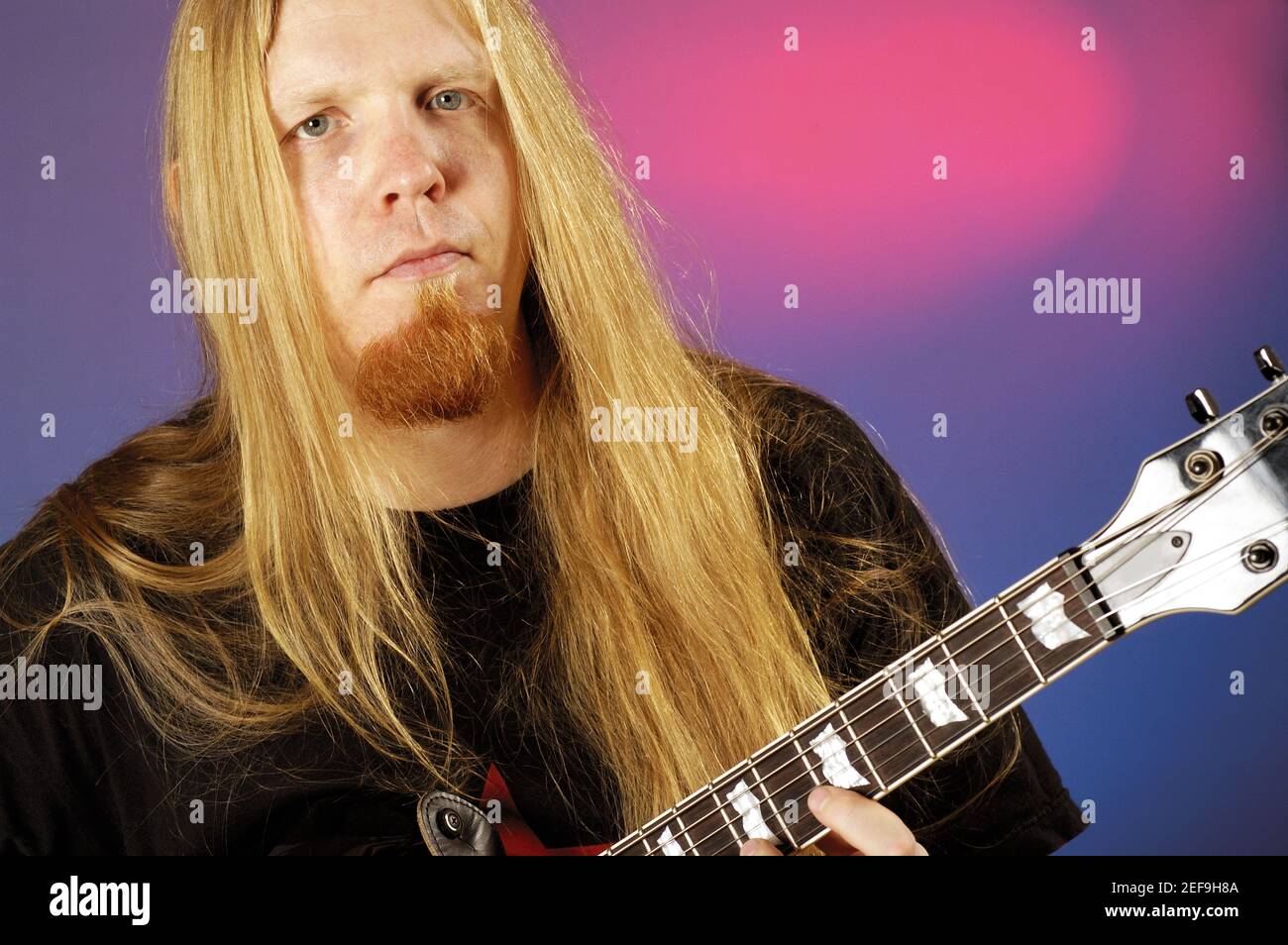 Portrait eines Musikers, der die E-Gitarre spielt Stockfoto