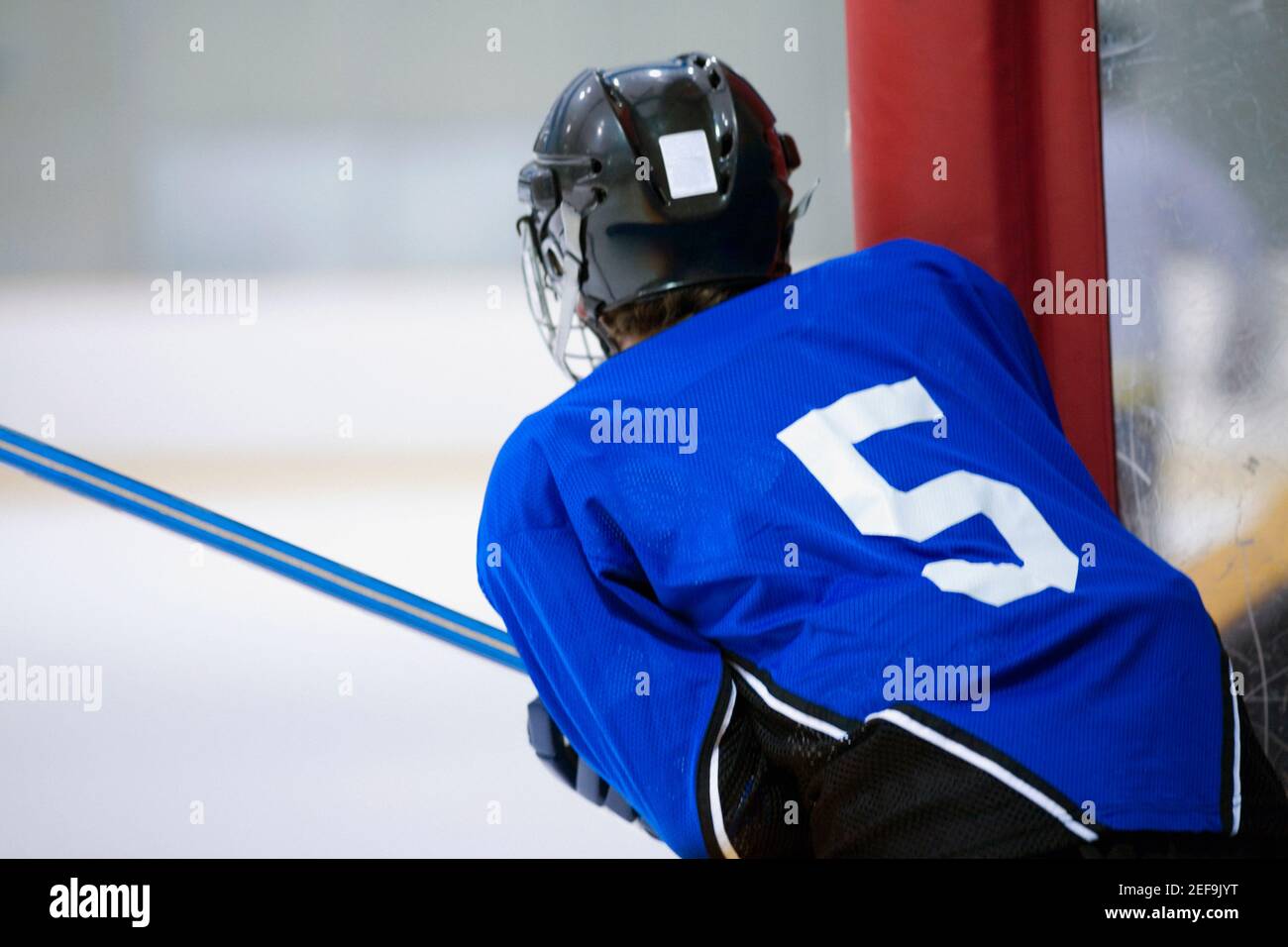 Rückansicht eines Eishockeyspielers, der Eishockey spielt Stockfoto