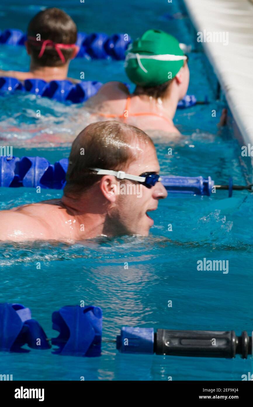 Seitenprofil eines mittelerwachsenen Mannes im Schwimmen Pool Stockfoto