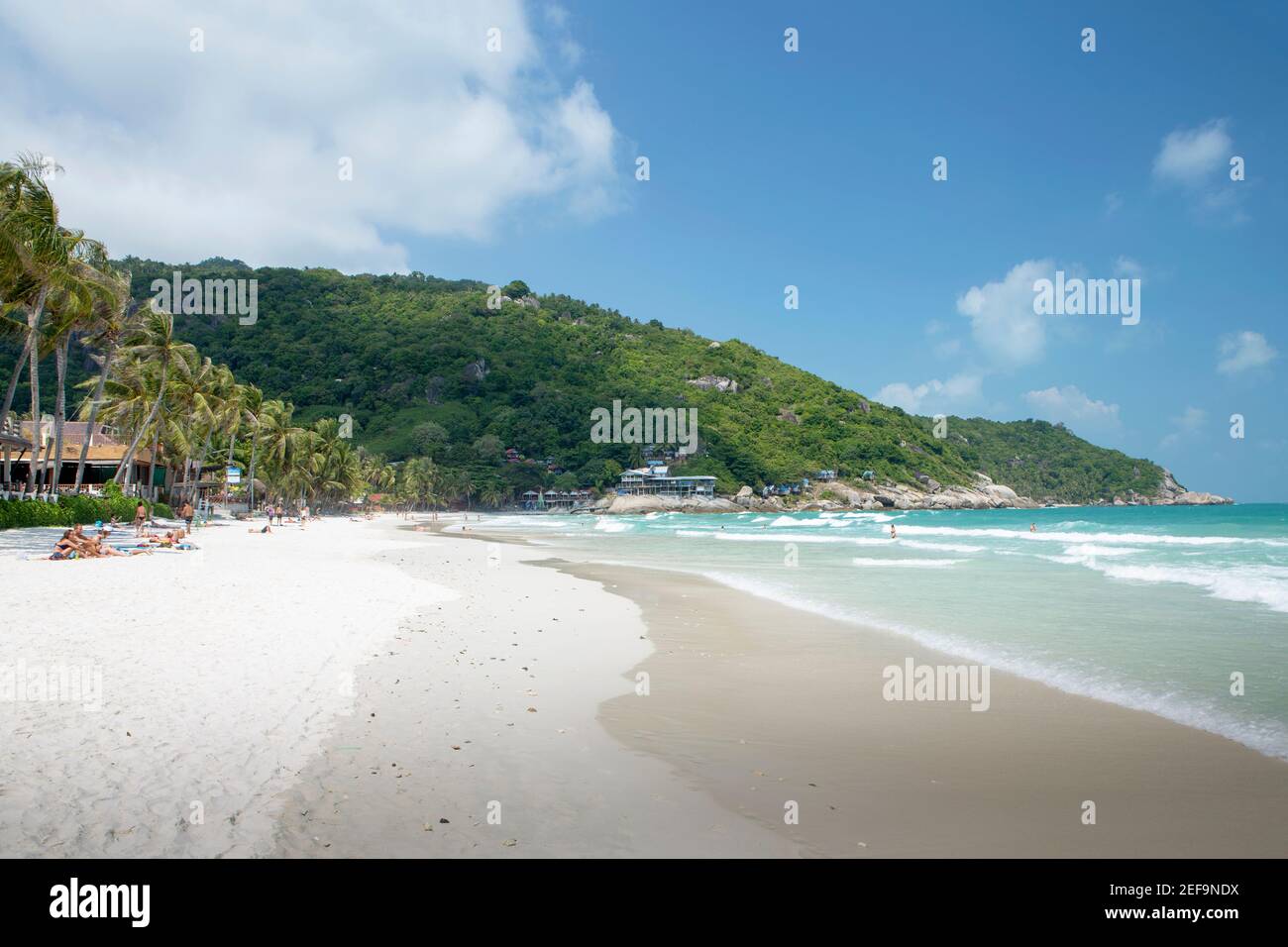 Touristen auf Haat Rin (aka Sunrise) Strand - Ort der berühmten Vollmond-Party, Koh Phangan Insel, Golf von Thailand, Thailand, Asien Stockfoto