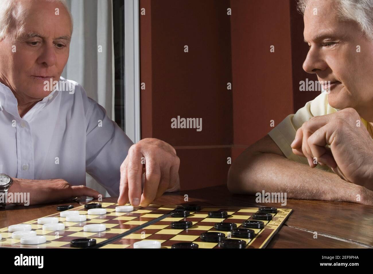 Zwei ältere Männer spielen Dame Stockfoto