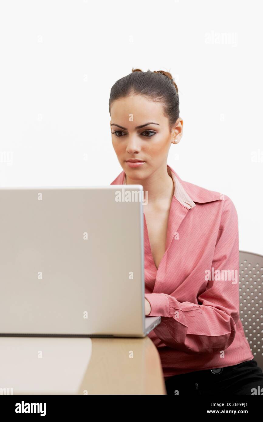 Eine Geschäftsfrau, die mit einem Laptop in Nahaufnahme Stockfoto