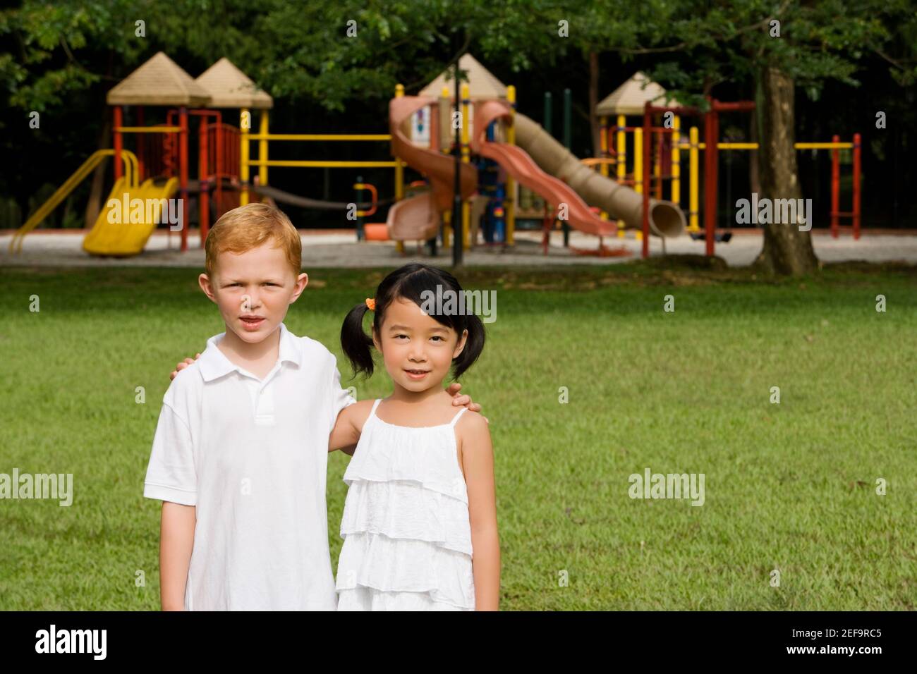 Porträt eines Jungen mit einem Mädchen in einem stehen parken Stockfoto