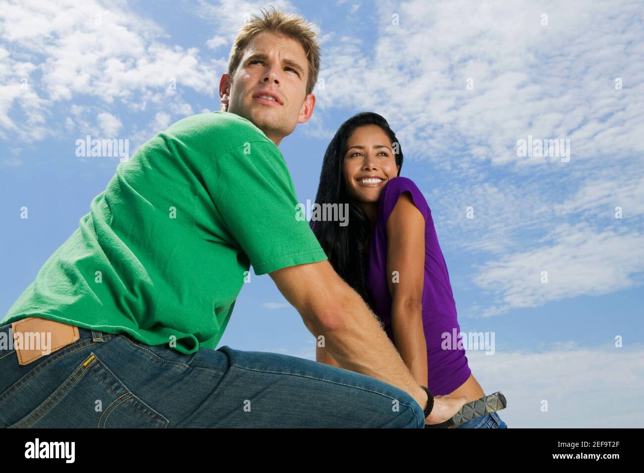 Niedrigen Winkel Ansicht eines jungen Paares wegschauen Stockfoto