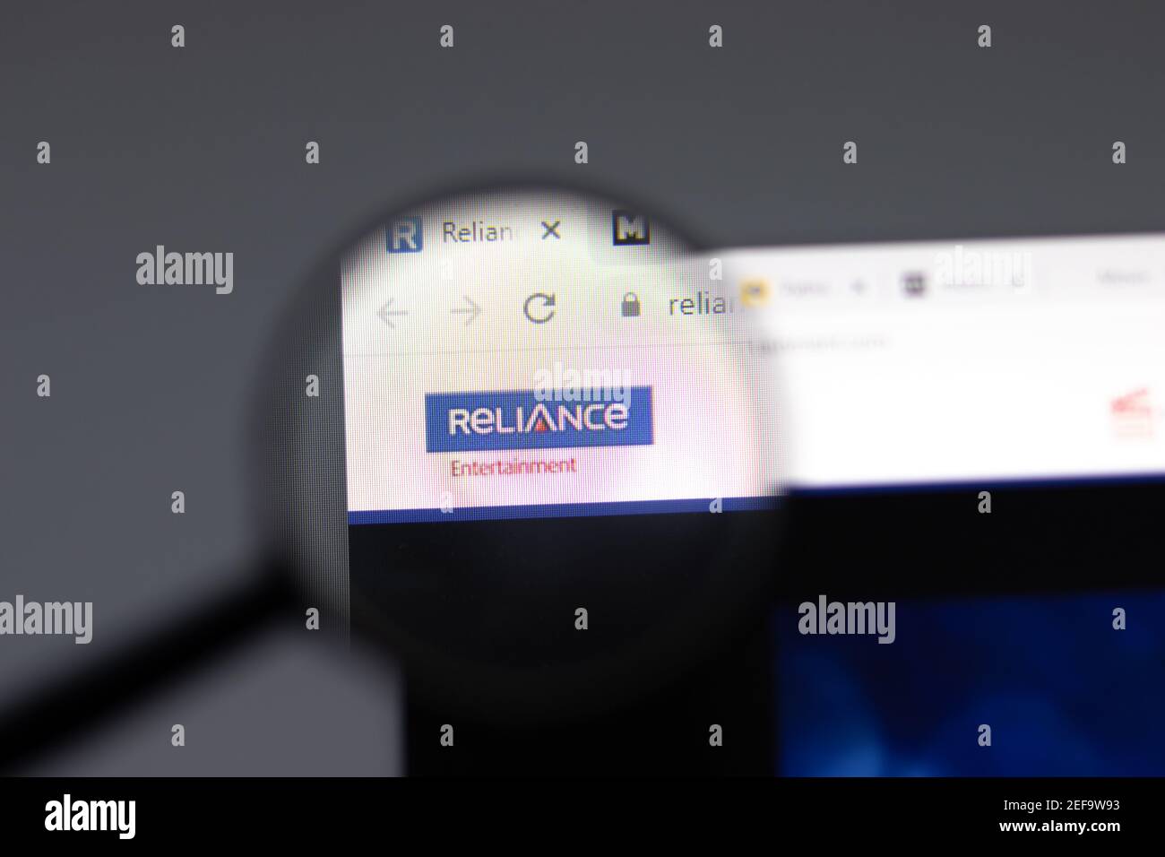 New York, USA - 15. Februar 2021: Reliance Entertainment Website im Browser mit Firmenlogo, illustrative Editorial Stockfoto