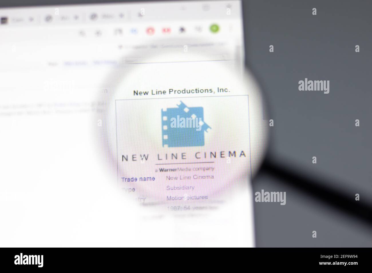 New York, USA - 15. Februar 2021: New Line Cinema Website im Browser mit Firmenlogo, illustrative Editorial Stockfoto