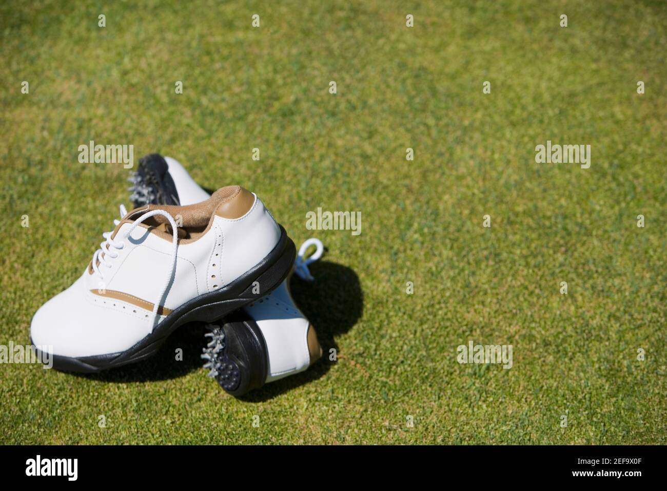 Nahaufnahme eines Paares Golfschuhe auf dem Gras Stockfoto