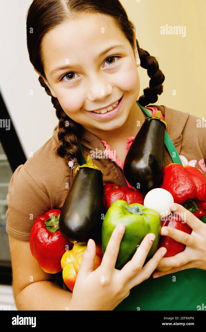 Portrait eines Mädchens, das Gemüse hält und lächelt Stockfoto