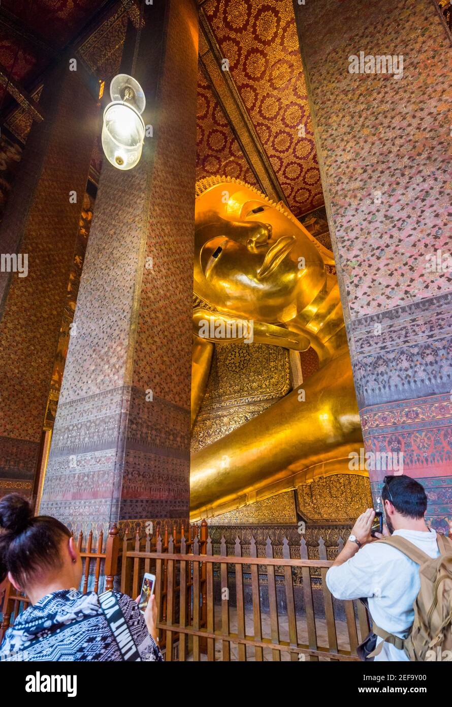 Goldene Statue des Reclining Buddha im Wat Pho Buddhist Temple Complex im Phra Nakhon District, Bangkok, Thailand. Religiöses Denkmal, Tourist A Stockfoto
