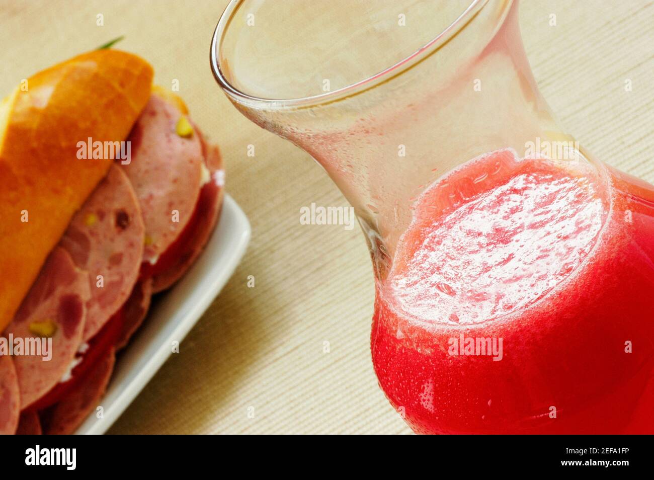 Nahaufnahme eines Sandwiches mit einem Glas Saft Stockfoto