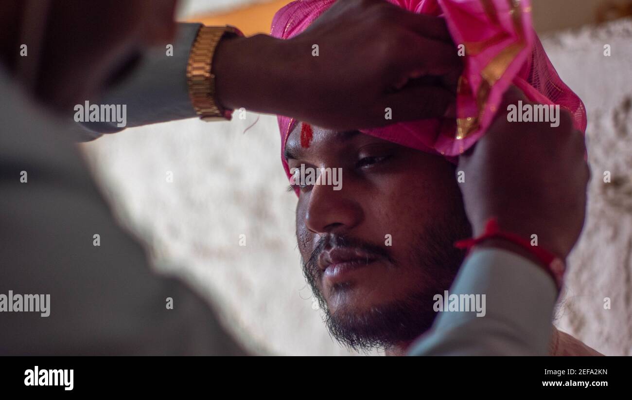 THANE, INDIEN - 06. Feb 2021: Mann Warnung Feta Indische Kostüm ethnische Kleidung Stockfoto