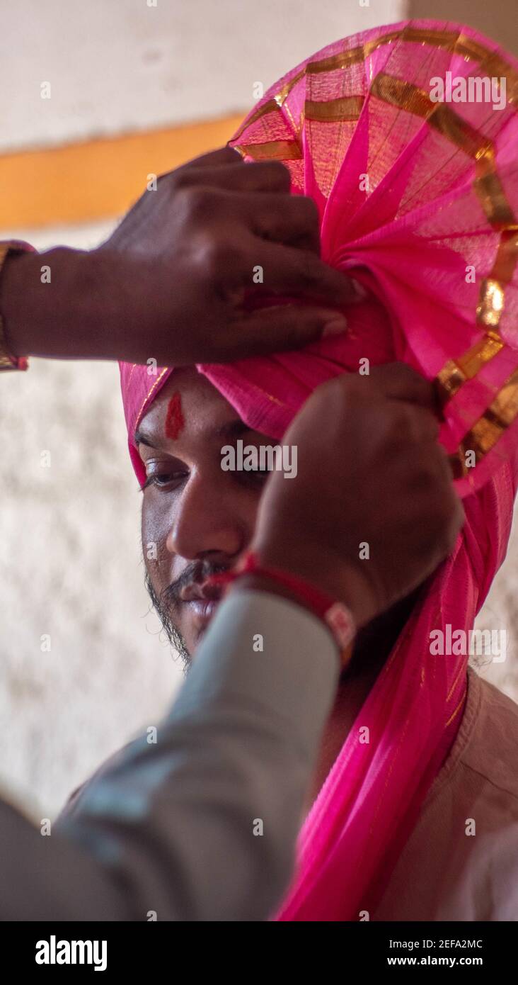 THANE, INDIEN - 06. Feb 2021: Mann Warnung Feta Indische Kostüm ethnische Kleidung Stockfoto