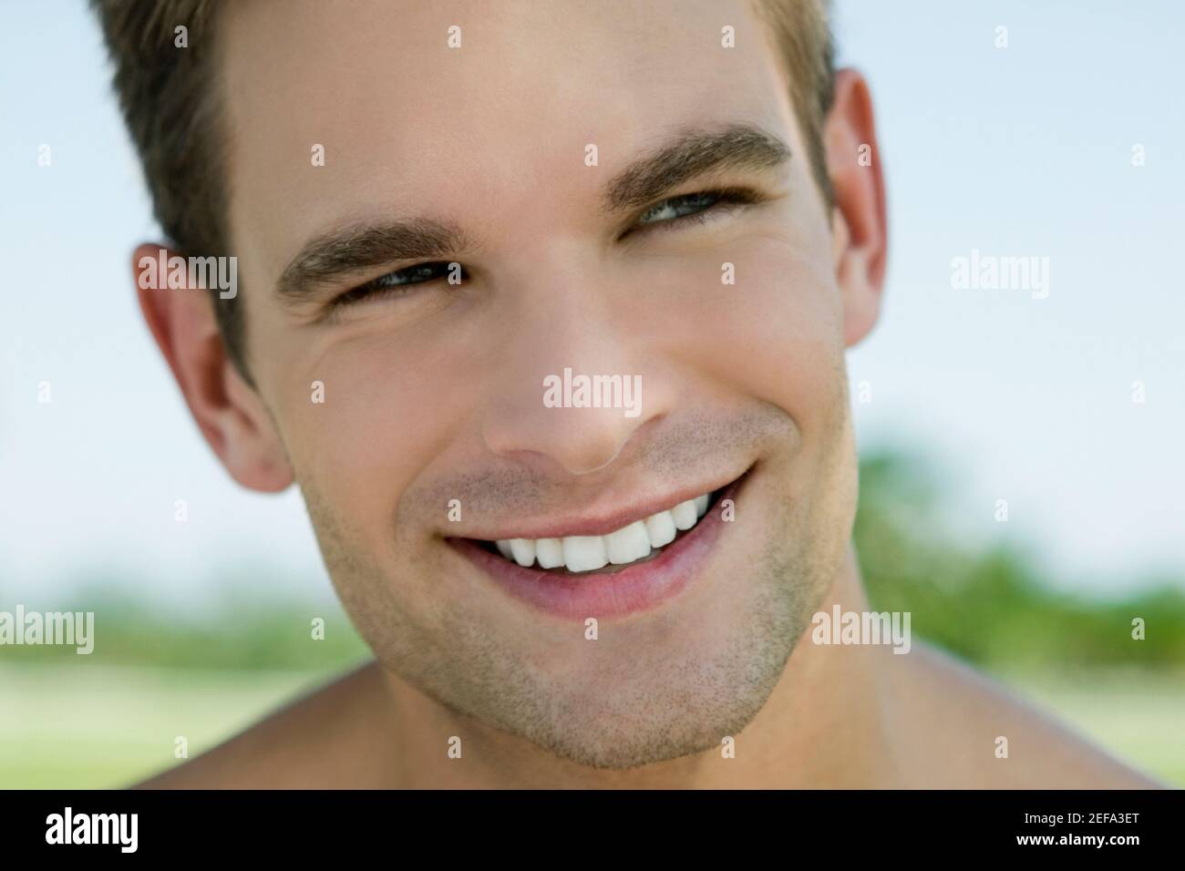 Nahaufnahme eines jungen Mannes lächelnd Stockfoto