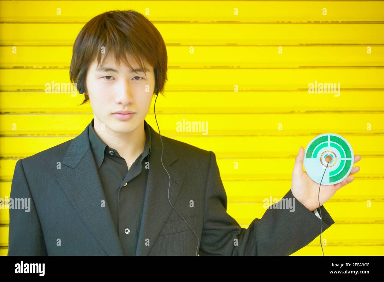 Porträt eines jungen Mannes hält eine CD Stockfoto