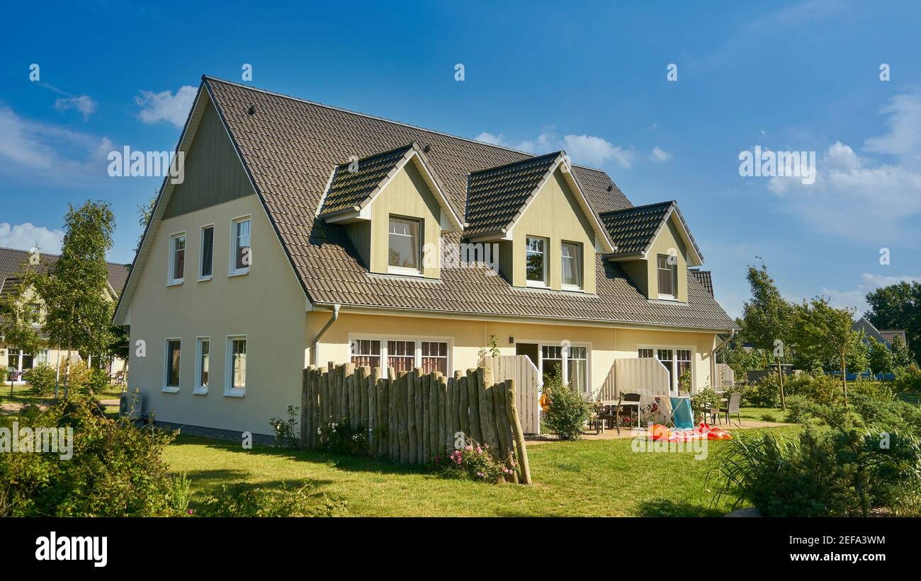 Idyllisches großes Haus mit einem grünen Garten im Dorf Im Sommer Stockfoto