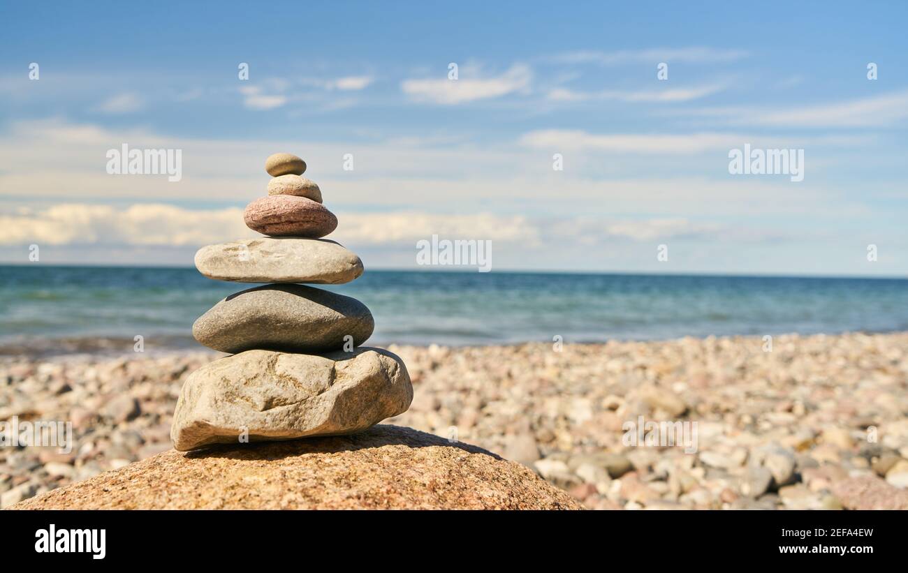 Feng Shui und Zen-Konzept mit Stapel von Steinen auf Der Strand an der Ostsee Stockfoto