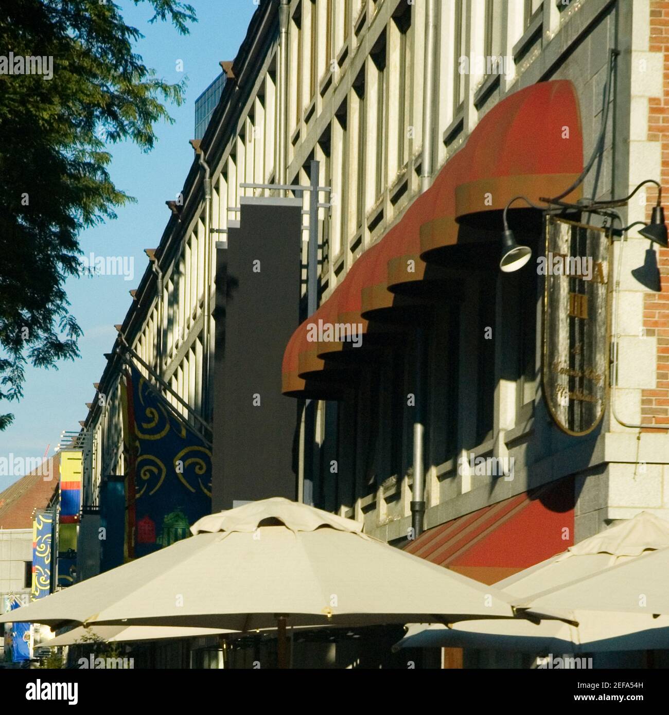 Gruppe von Menschen in einem Straßencafé, Boston, Massachusetts, USA Stockfoto