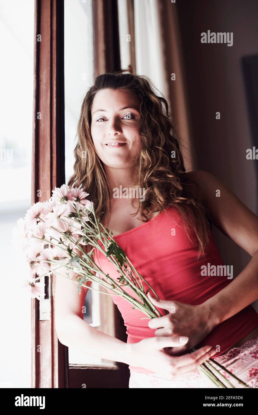 Porträt einer jungen Frau mit einen Blumenstrauß Stockfoto