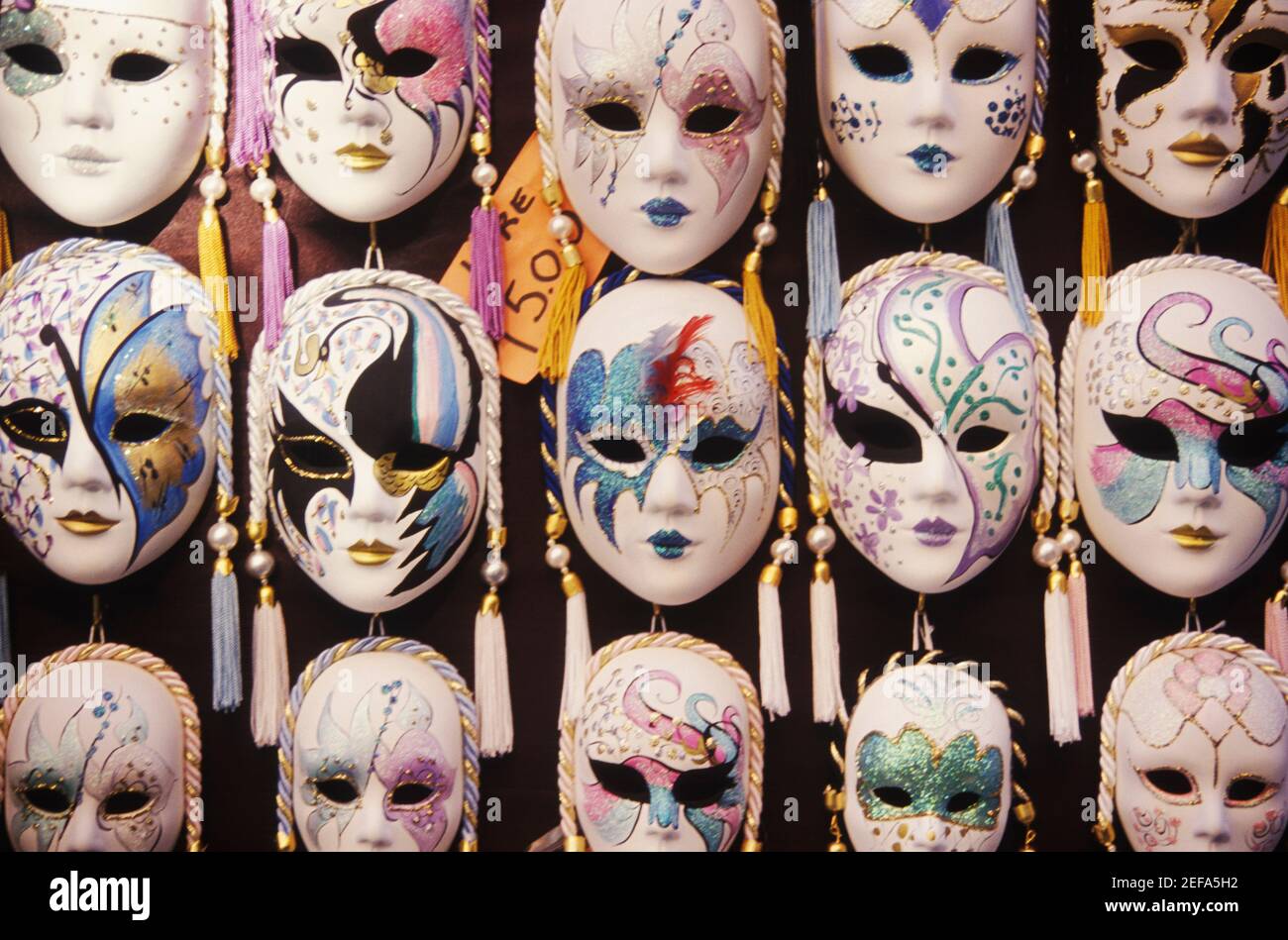 Nahaufnahme von Masken an einem Marktstand Stockfoto