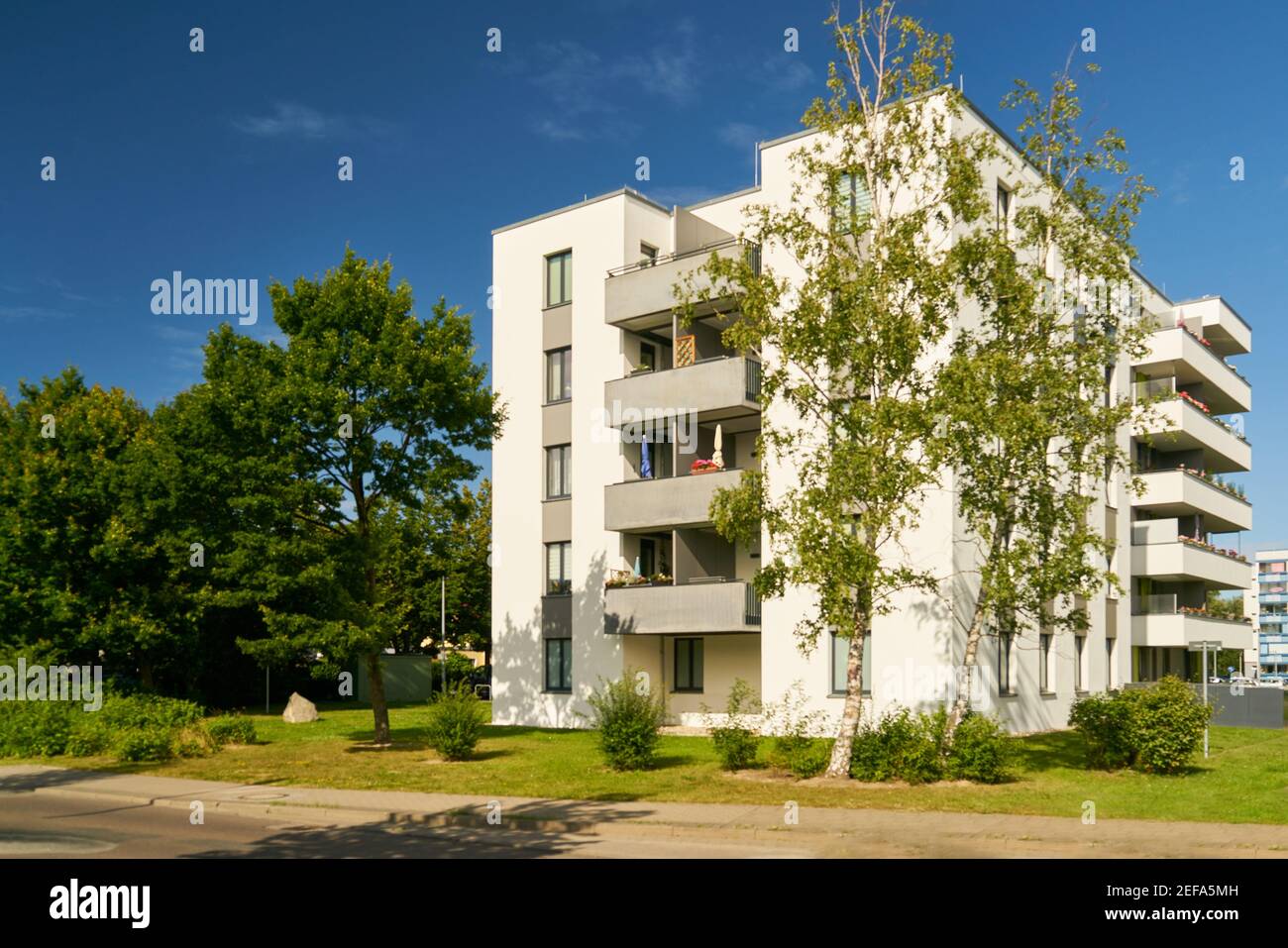 Modernes Apartmentgebäude in der grünen Wohngegend im Sommer in der Stadt Stockfoto