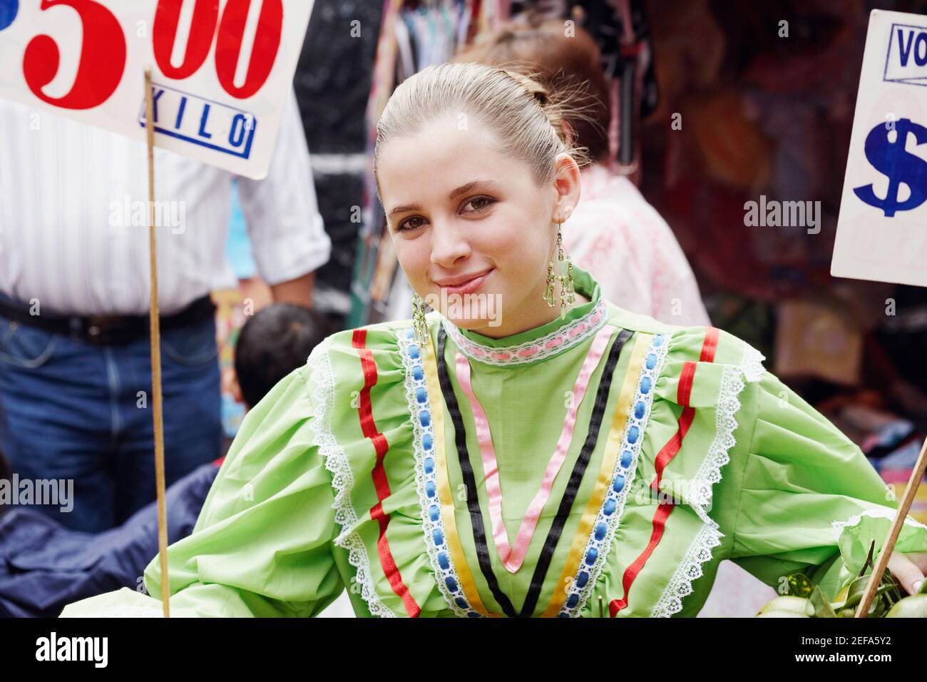Porträt einer jungen Frau auf einem Markt Stockfoto