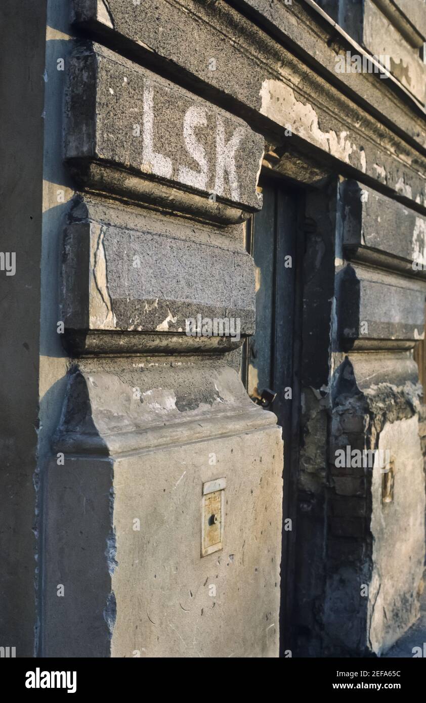 Wien, Hinweis auf Luftschutzkeller (LSK) oder Notausgänge (NA) aus der Zeit des Bombenkriegs Stockfoto