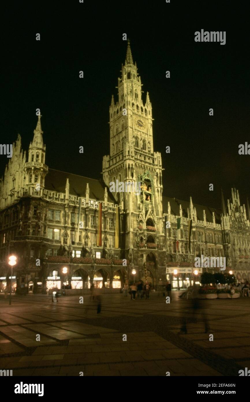 Gebäude bei Nacht beleuchtet, Rathaus München, München, Bayern, Deutschland Stockfoto