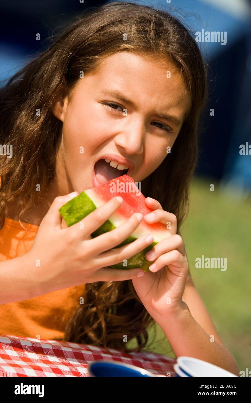 Portrait eines Mädchens, das eine Scheibe Wassermelone isst Stockfoto