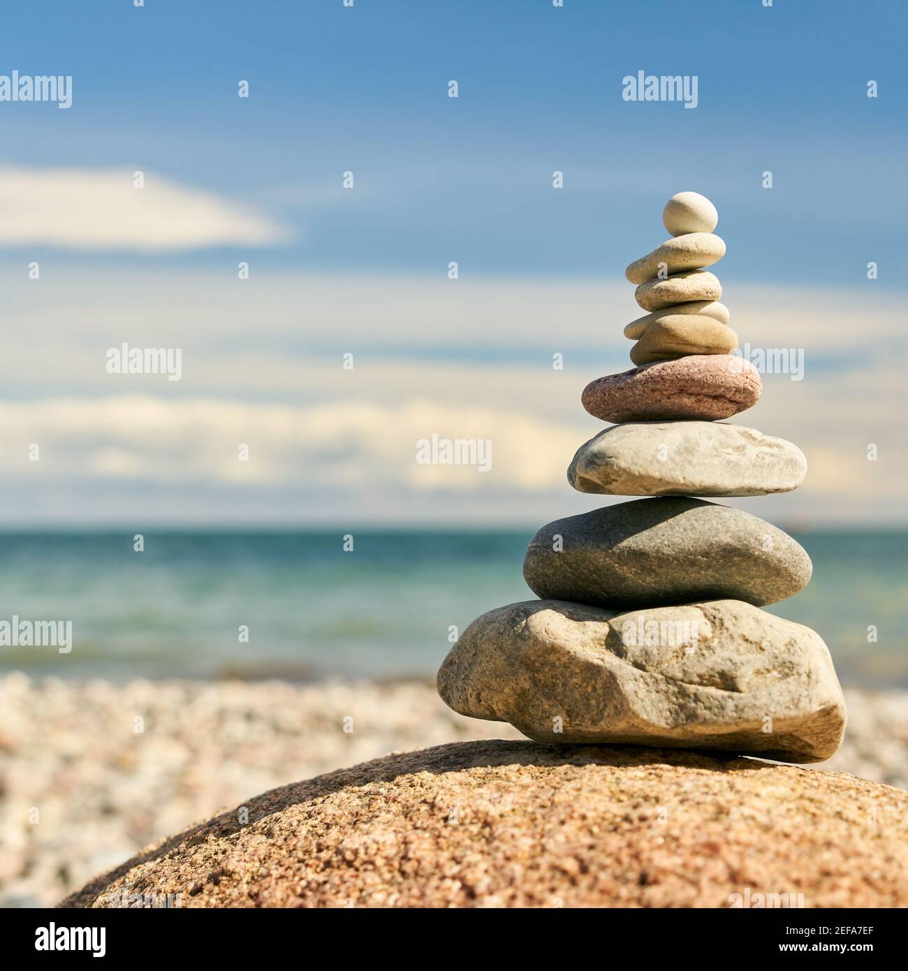 Zen-Meditation mit Steinstapel am Strand als Ein buddhistisches Konzept Stockfoto