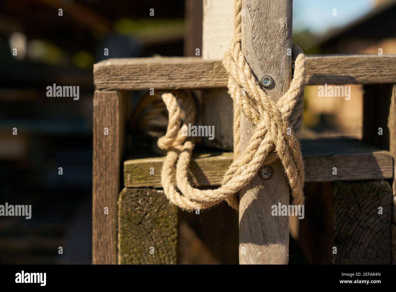 Fest gekreuzte Knoten zum Befestigen des Seils am Mast Stockfoto