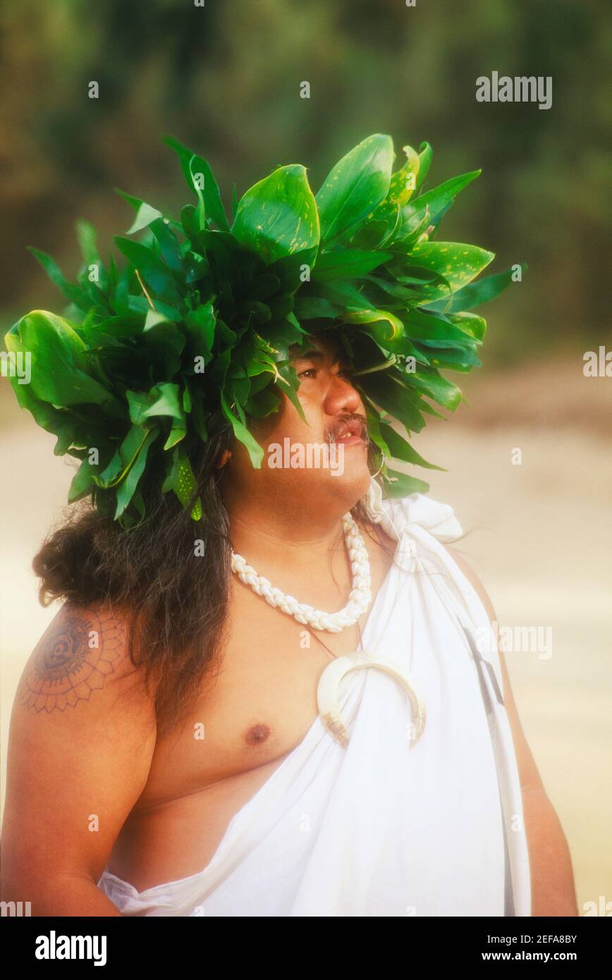Nahaufnahme eines mittelerwachsenen Mannes mit Kopfschmuck, Hawaii, USA Stockfoto