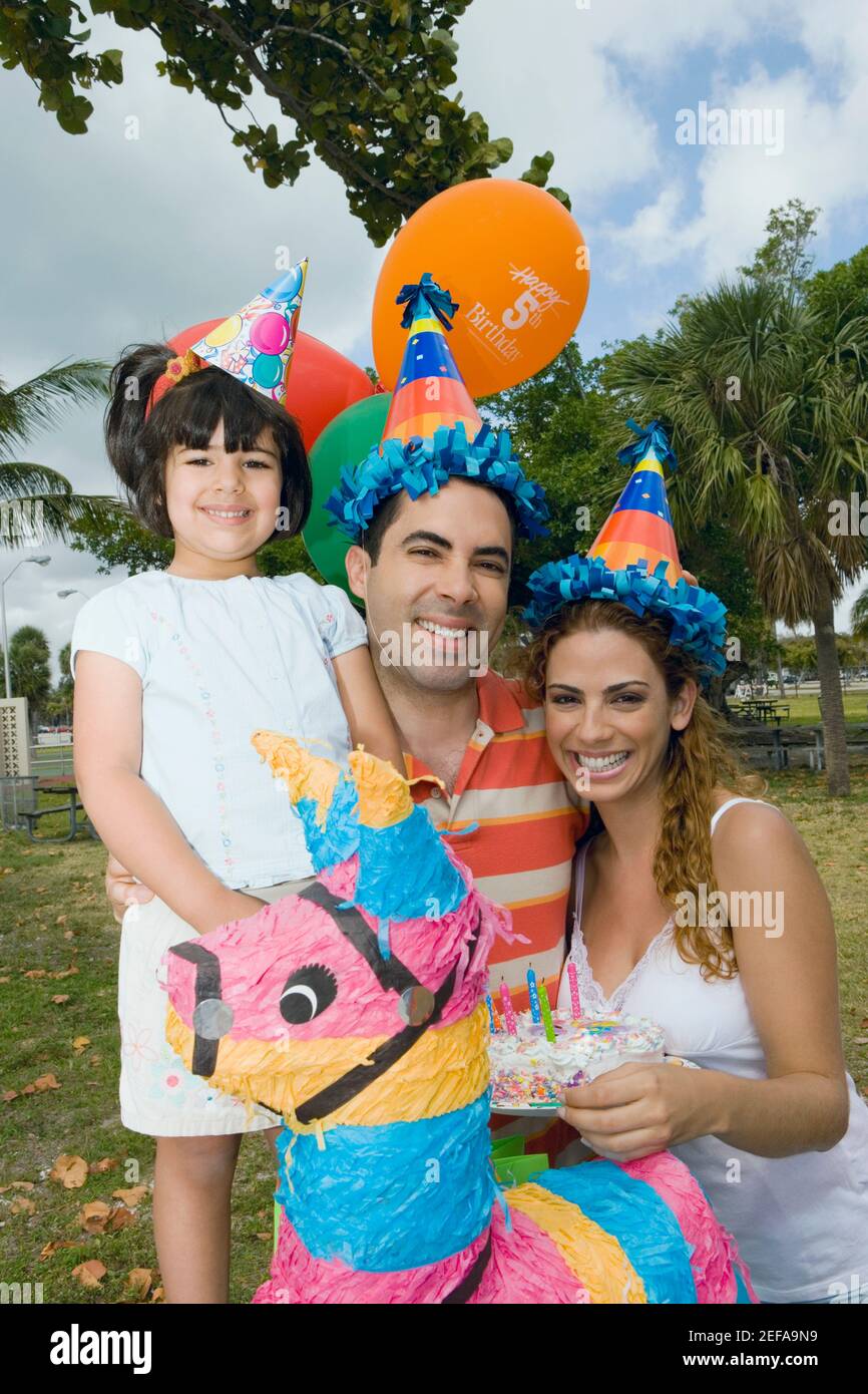 Porträt eines mittleren Erwachsenen Paar Geburtstag mit ihren feiern Tochter Stockfoto