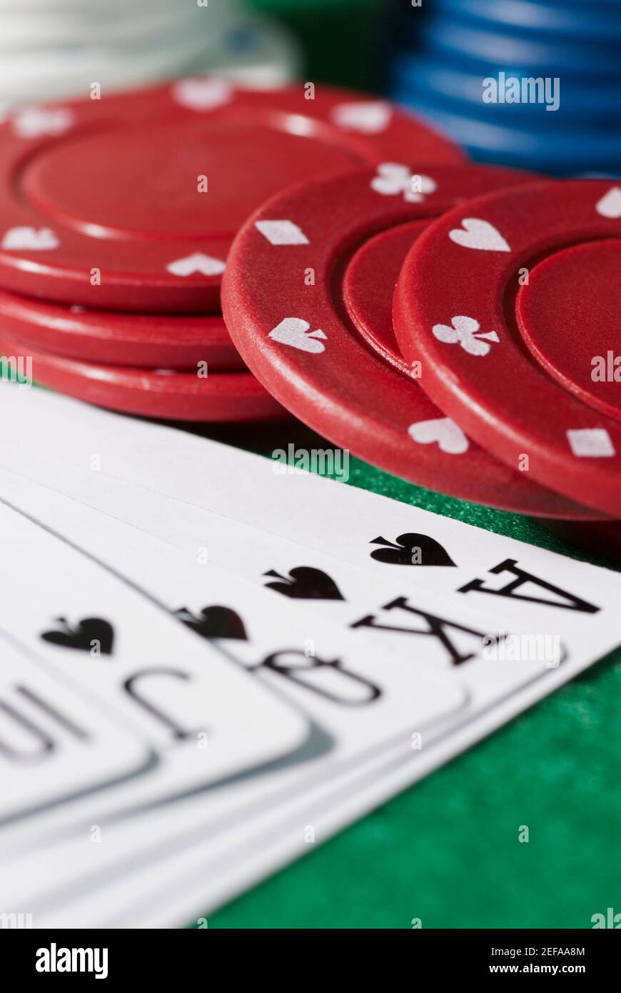 Nahaufnahme des Pik-Pokers mit Spielchips auf Ein Spieltisch Stockfoto